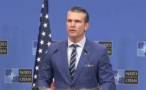 “你的双手沾满孩子鲜血！” 国会听证会一声怒吼，抗议者高举横幅直接打断美防长赫格