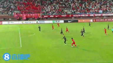 又来了！谢晋暴蹚边路！推射远角！又有了！
U16中国男足扳平比分，3：3！
能进