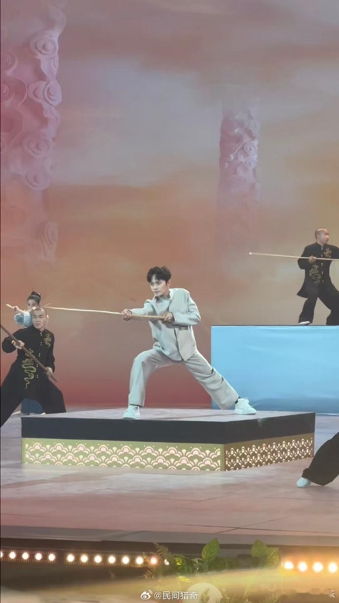 曹骏央视路透看到21年前的宝莲灯 曹骏沧州吴桥耍长棍也太戳泪点了！动作干净招式刚