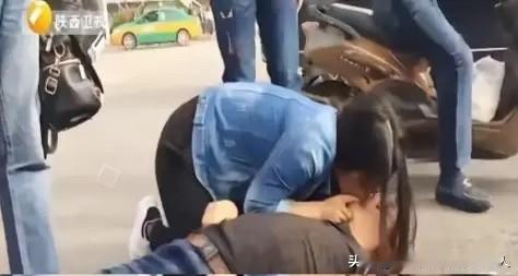 西安一位医学院女生李娜（化名）跪地抢救晕倒老人的事迹，温暖了整座城市。老人因心源