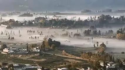 无人机航拍，宛若大自然挥毫泼墨，绘就一幅浑然天成、恢宏壮观的画卷。自从无人机技术