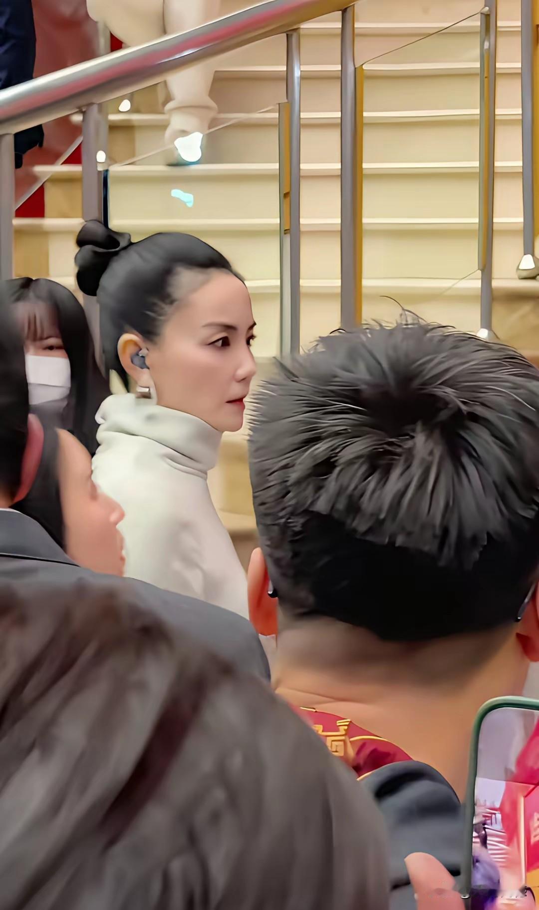 王菲已经足够优秀了，请不要挑肥拣瘦，拿她说事，迄今为止，在华语乐坛上，唱功和天赋