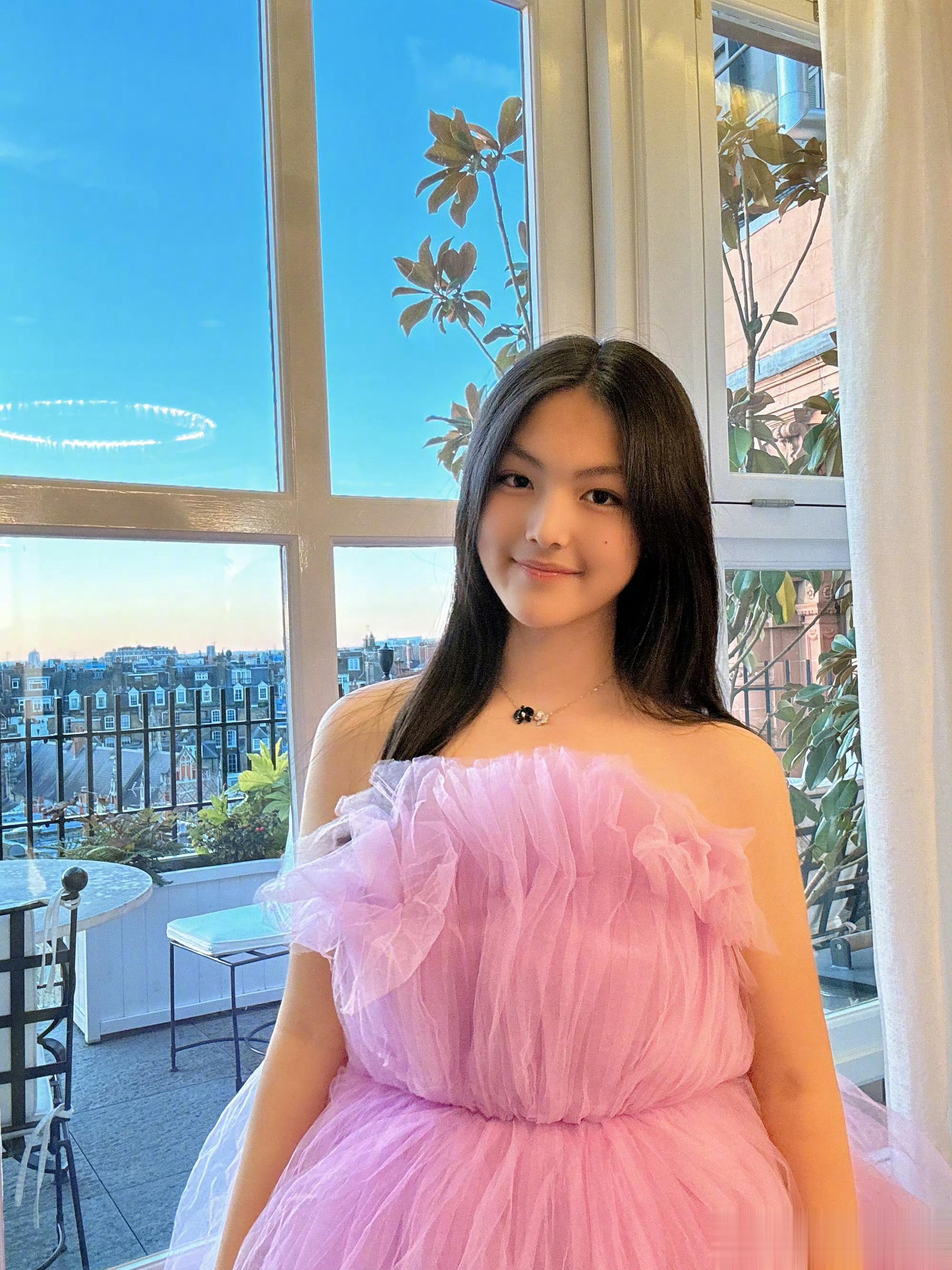王诗龄晒近照，穿粉色抹胸纱裙的小公主好可爱[憧憬] ​​​