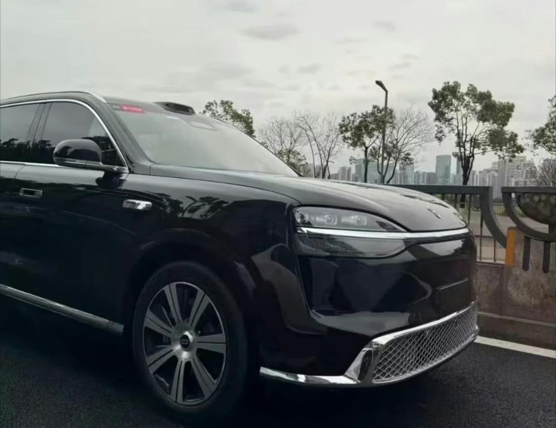 2026款问界M9无伪装实车曝光，升级896线激光雷达
尺寸有所增加
外观局部调