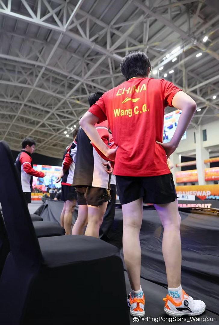 是从王小孩儿变成了王队，更宽厚的肩膀，撑起的是中国乒乓球队🥹王楚钦