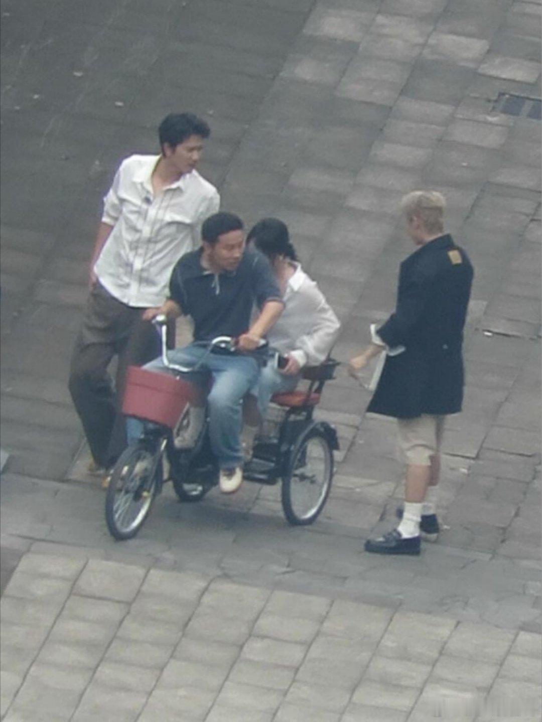 觉得压力大的看看这辆车～所以图六的腿是谁的