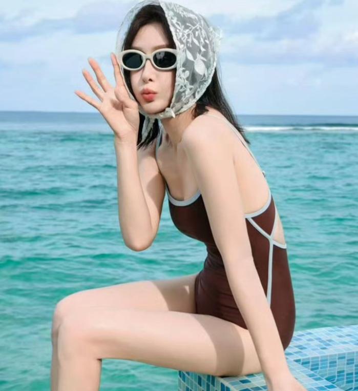 我宣布，
47岁的秦岚，凭一组海边vlog，给内娱所有女明星的“少女感”营销上了