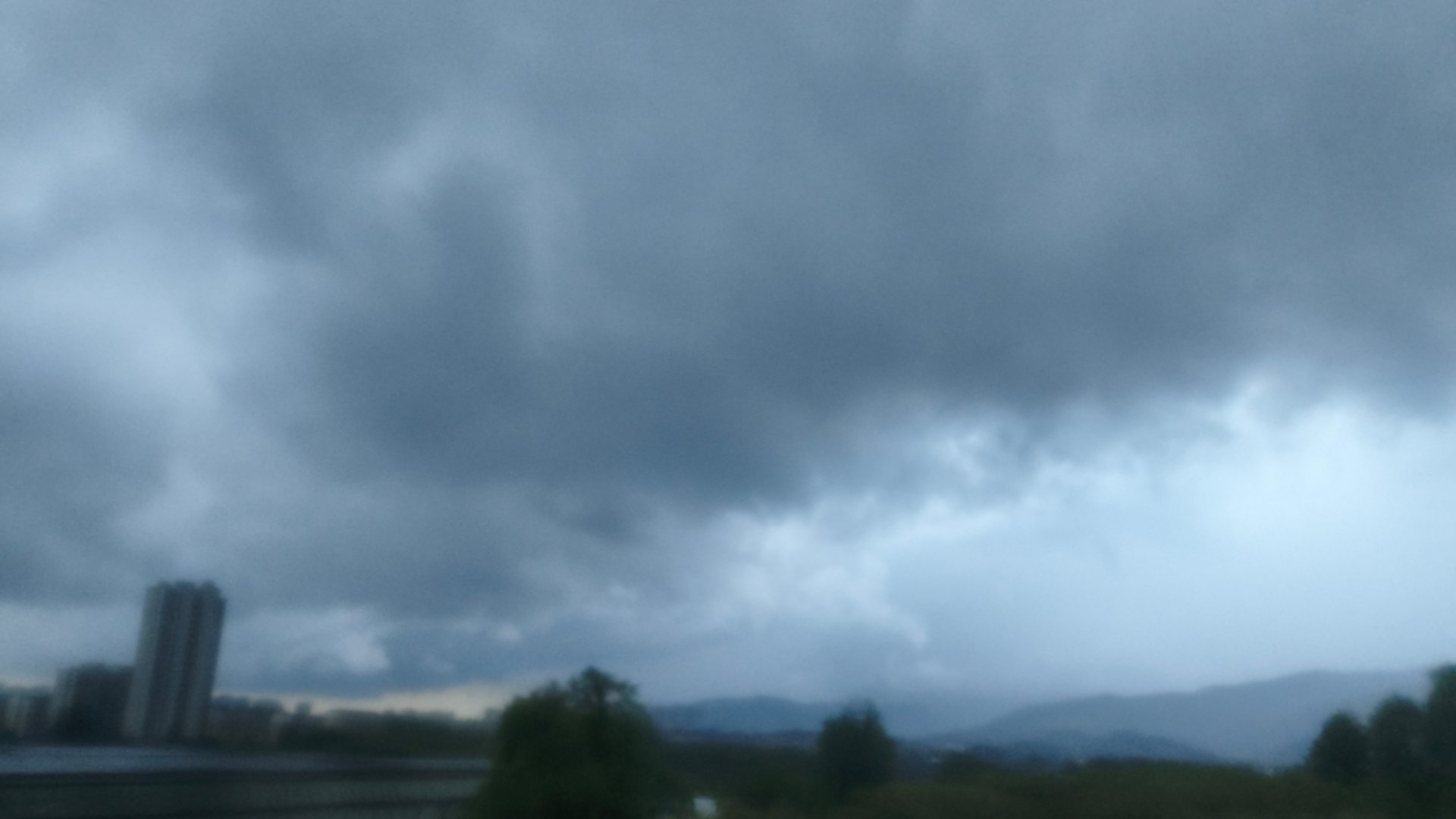 签到签到签到下大雨了，温度唰一下就下来了           