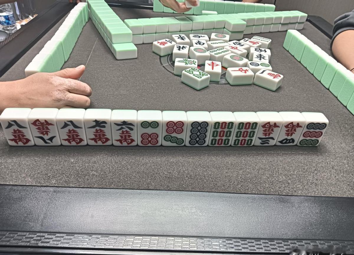 娃不会讲本地话，不是笨，是没人教。
爷爷奶奶张口粤语，孙子低头刷手机，一句“阿嬷