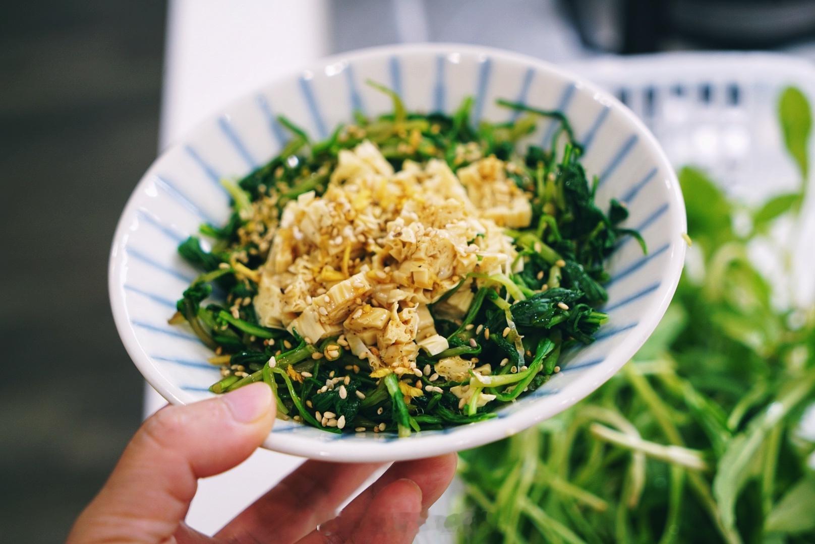 🍚鲜腐竹拌马兰头藤椒鸡腿肉炒杂菜 