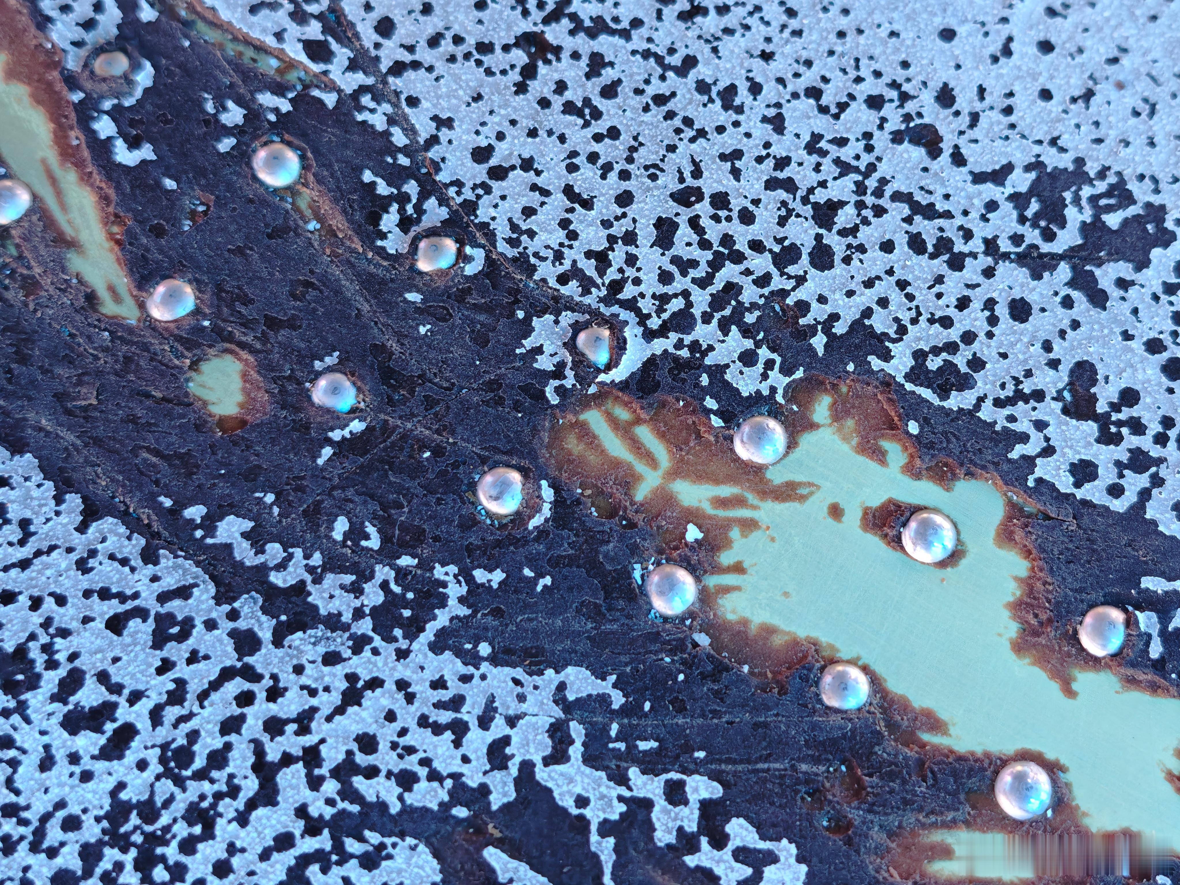 以前没有近距离仔细观察过常温火箭燃料贮箱的外壁，最近仔细看了看，发现外壁似乎涂抹