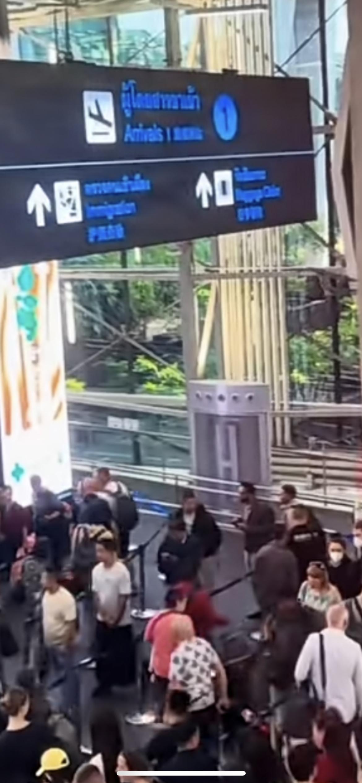 随着中国＂免签朋友圈不断扩大＂，春节期间，赴泰旅游火热，泰国机场凌晨堵满中国人 