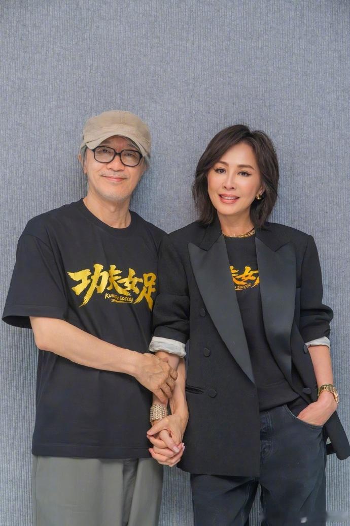 刘嘉玲与周星驰十指紧扣老友重逢紧紧牵手，承载一代人观影回忆，凭借大内密探结缘，往