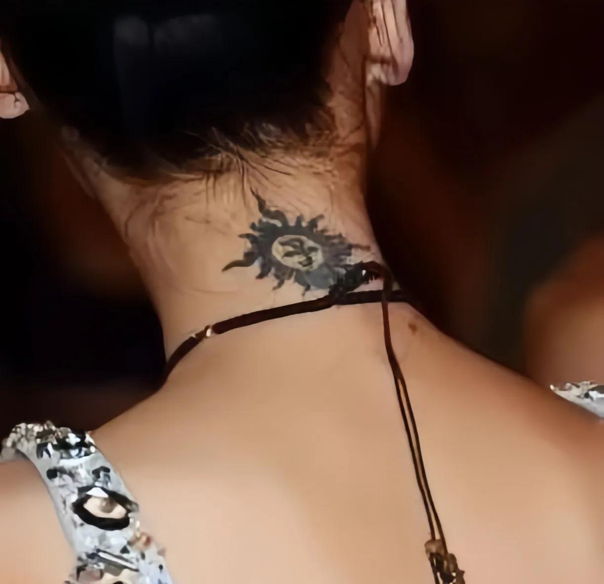 黄圣依脖子纹身的独特魅力

黄圣依，中国娱乐圈的耀眼明星，以其出色的演技和独特的