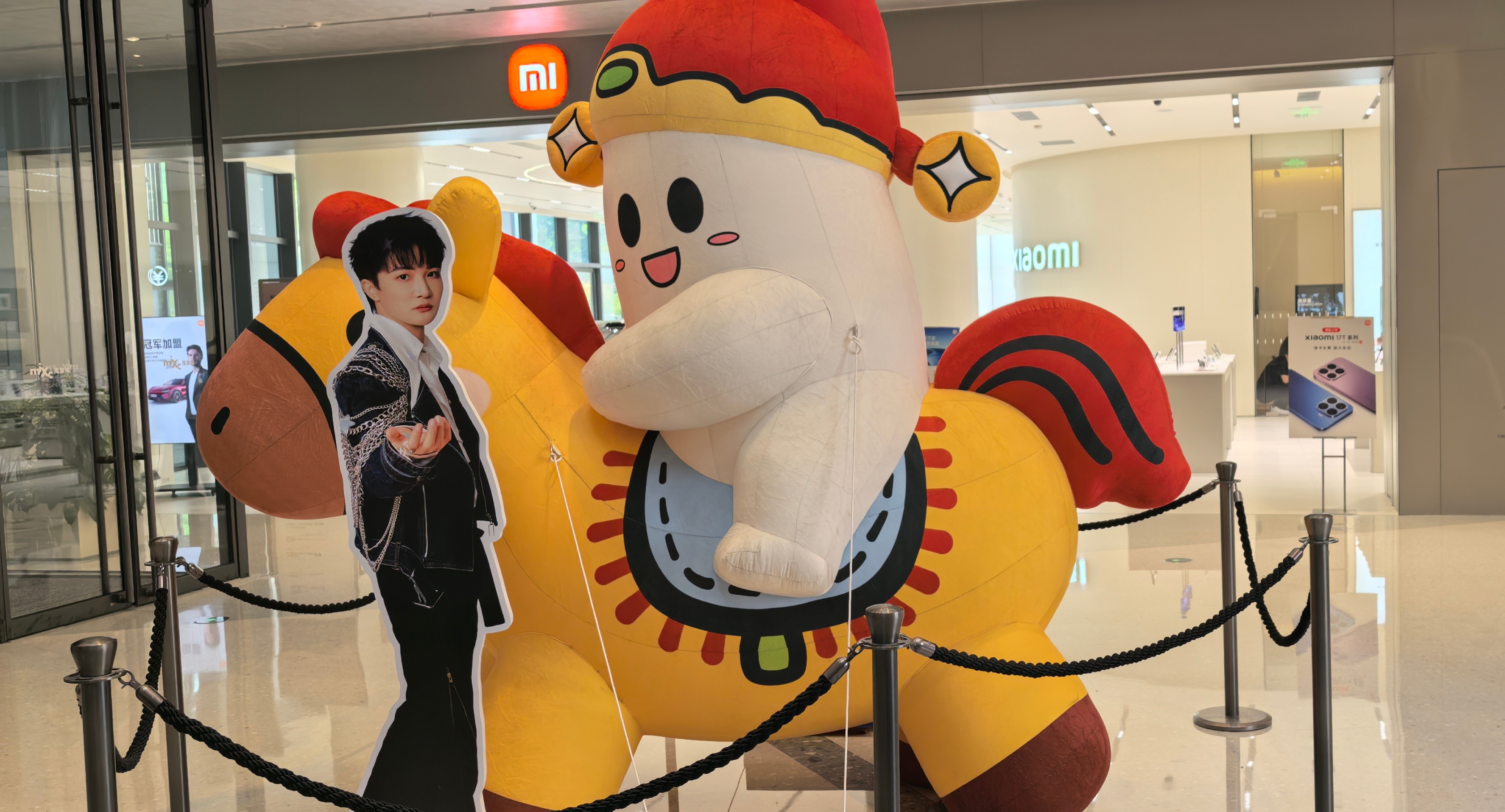 周深郑州演唱会 哈哈后面还是mi 