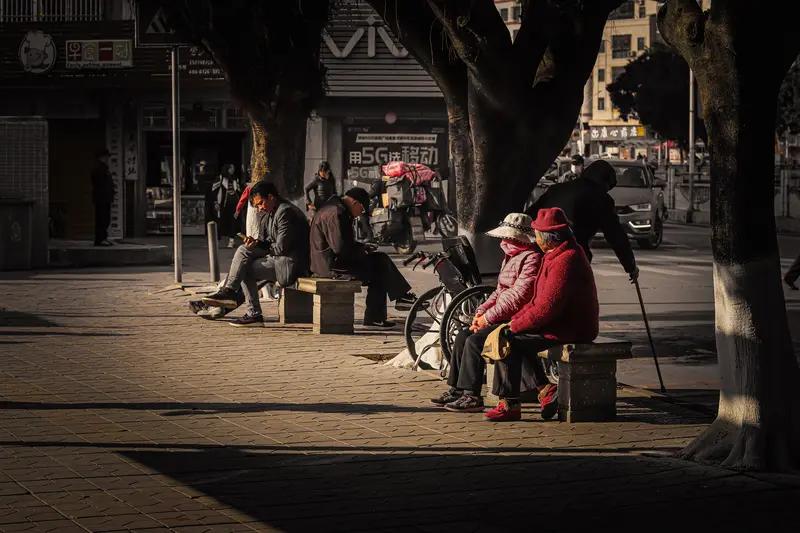 广东人有钱富裕体现在很多方面。从生活上看，他们住的房子不少是宽敞舒适的大平层或别