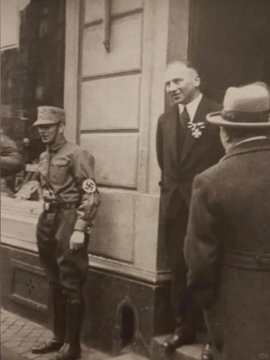 1933 年，一名德国犹太裔一战老兵佩戴着铁十字勋章，表明自己为国流过血，然而仍...