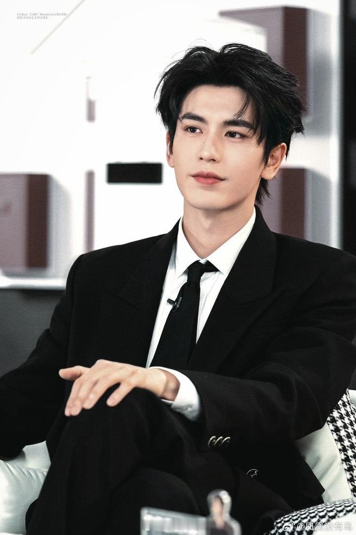 张凌赫谈演员的社会责任张凌赫说会听取帮助自己的声音 纪录片里他的眼神很真诚。不是