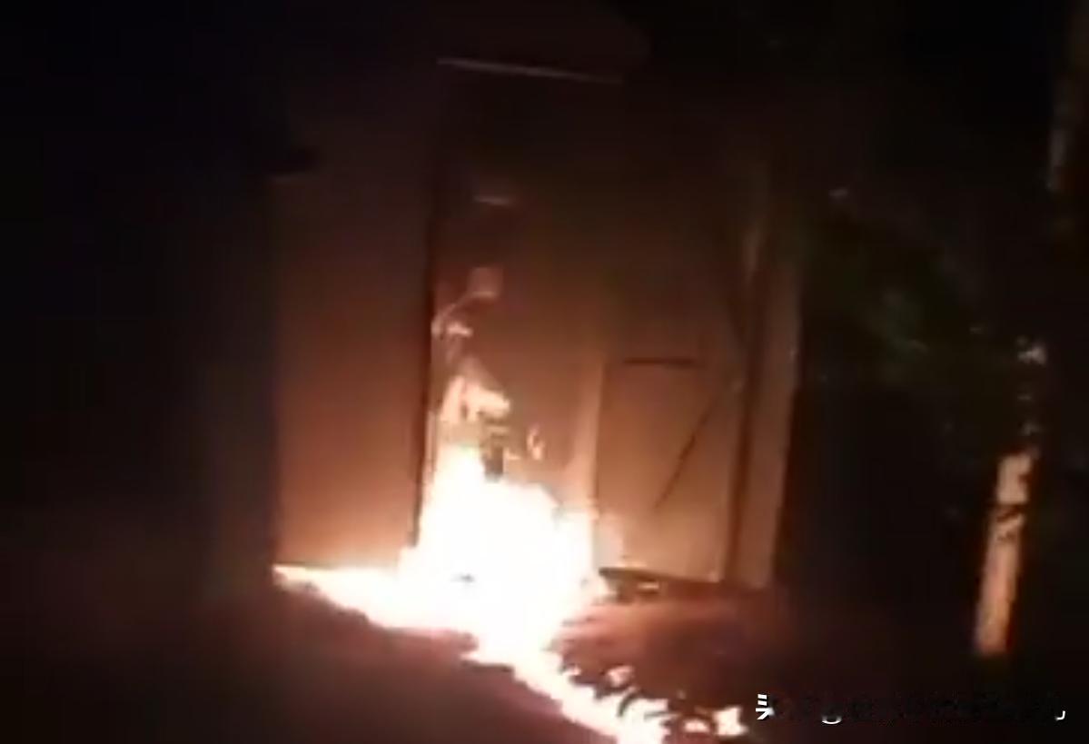 俄罗斯摧毁苏梅州乌克兰边防军指挥所！泽连斯基表示，俄罗斯使用无人机袭击了列客运列