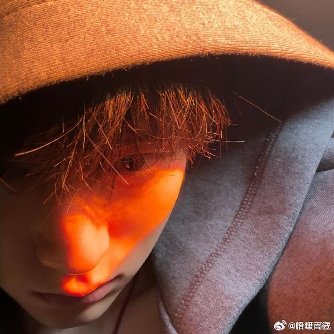 周翊然ins营业百万赞周翊然ins怼脸照百万赞 代入粉丝视角，真的是狠狠争气住了