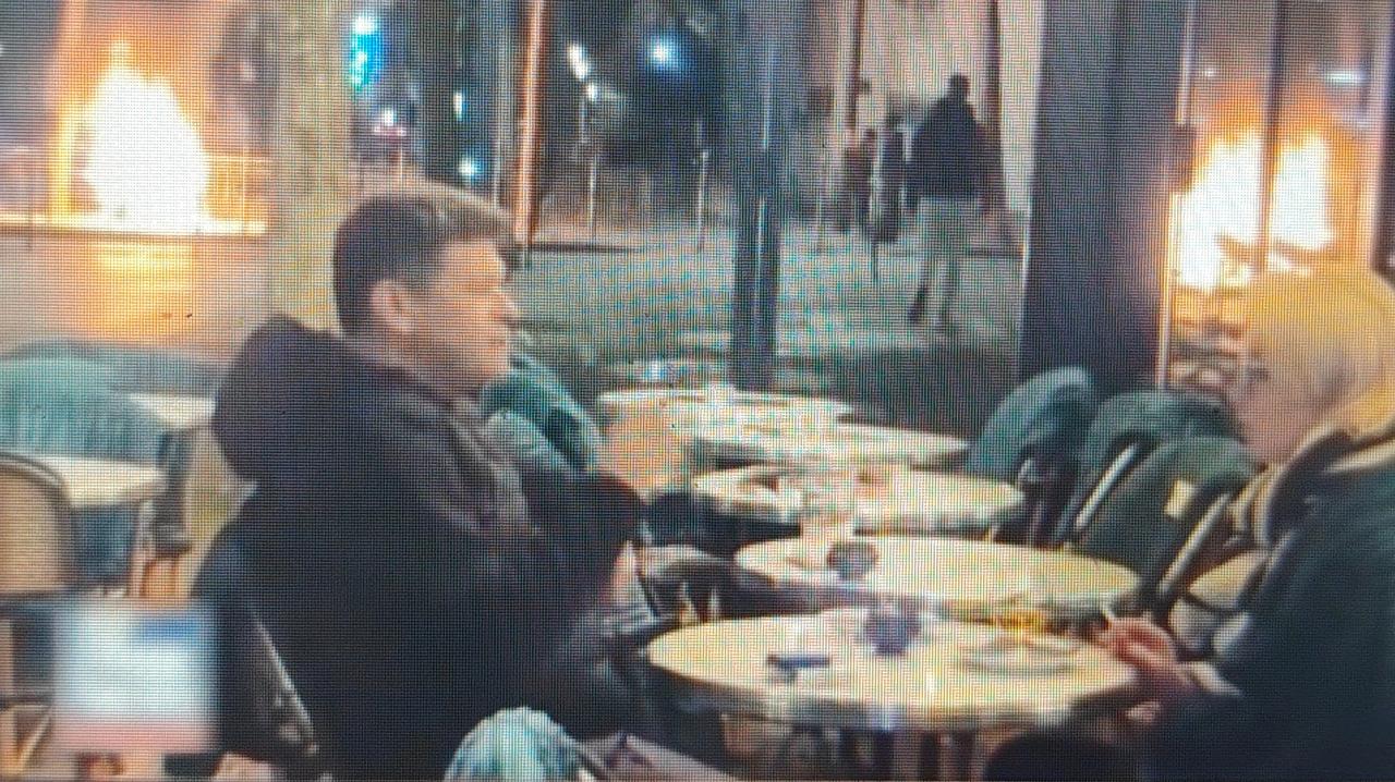 我的天哪！把大街骚乱视作无物，法国情侣这份街头小酌火了！

这个画面确实成了这次