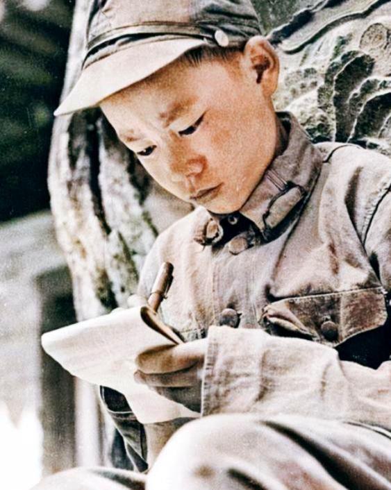 1936年，马家军正要处决一名年仅12岁的小红军。不料，小红军凛然说道：