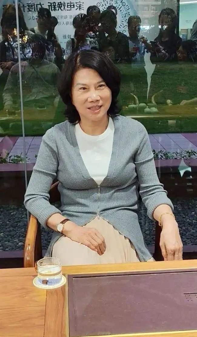 不知道大家发现没董明珠有一个奇怪的地方那就是不论在什么场合，她的穿着很统一，永远