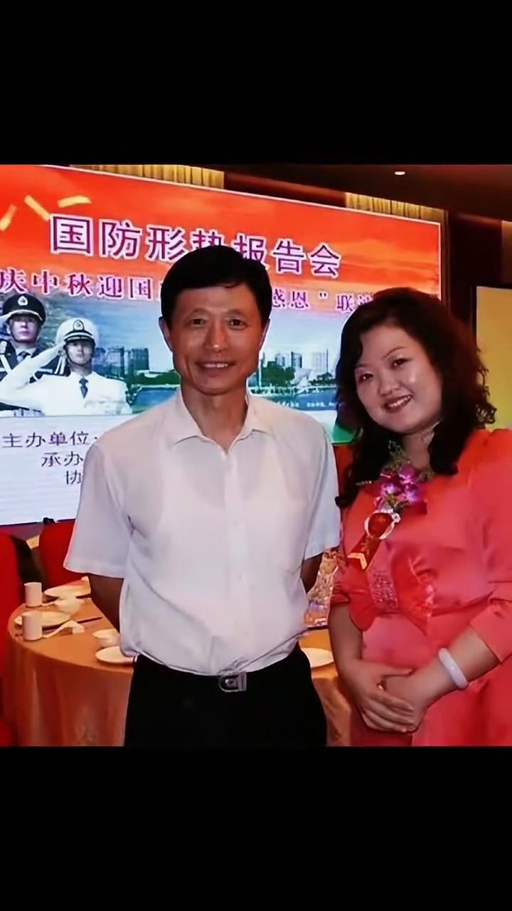 我们怎么告别？像当初见面那样，还是有点舍不得，真的有点舍不得。