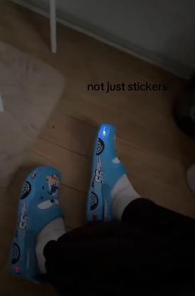 【成为城里最酷的孩子！Crocs 和Pixar推出了一款新发光“Cars”系列。