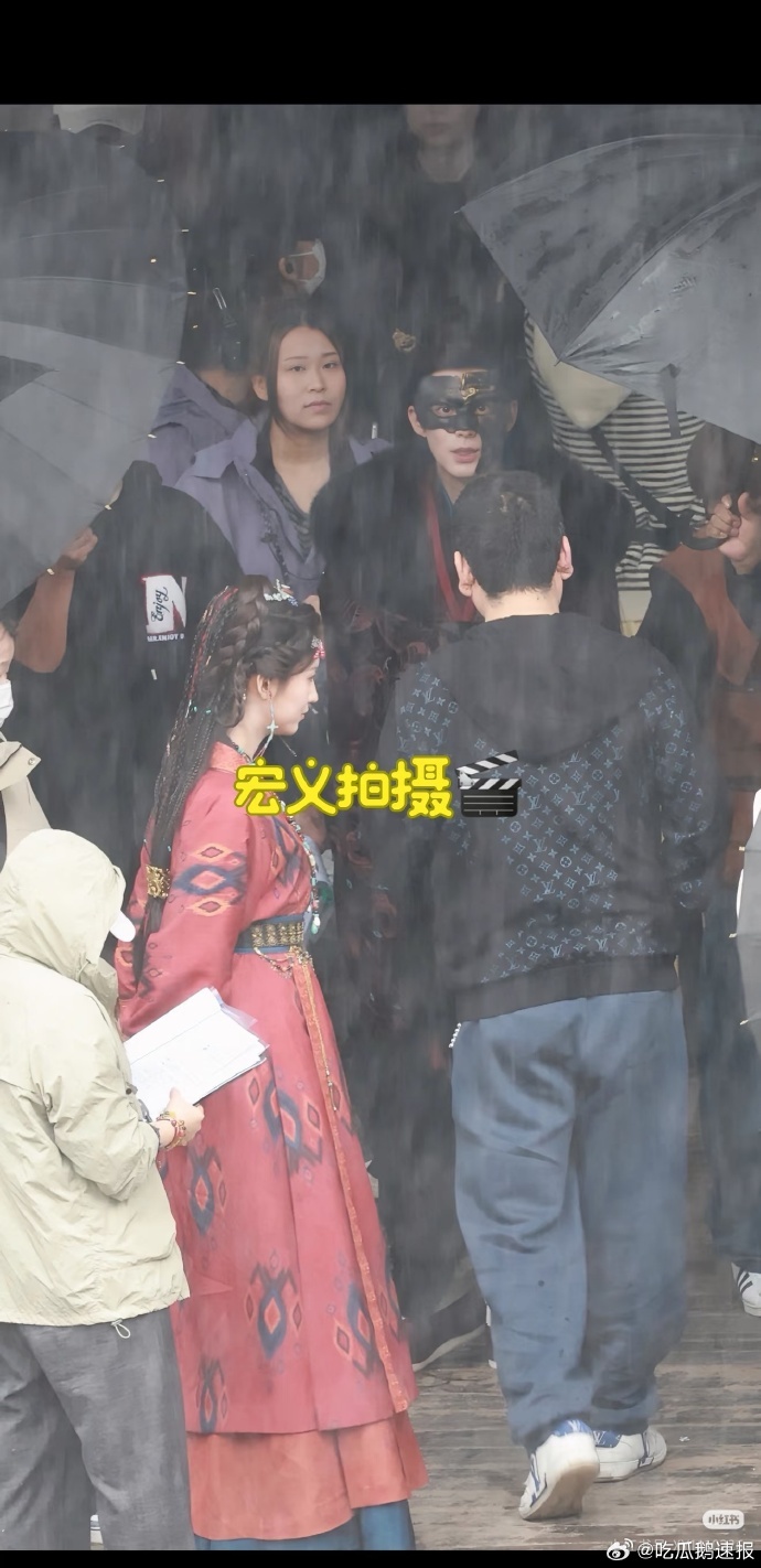 王鹤棣戴面具路透王鹤棣谢景行戴面具造型将门独后王鹤棣路透 王鹤棣《将门独后》戴面