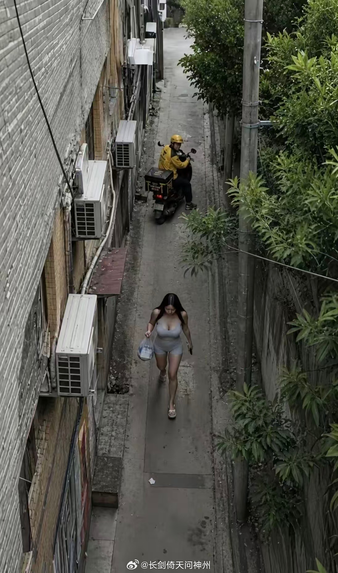 没有刻意摆拍的精致，却满是普通人认真生活的模样——这便是藏在街巷里的日常诗意，平