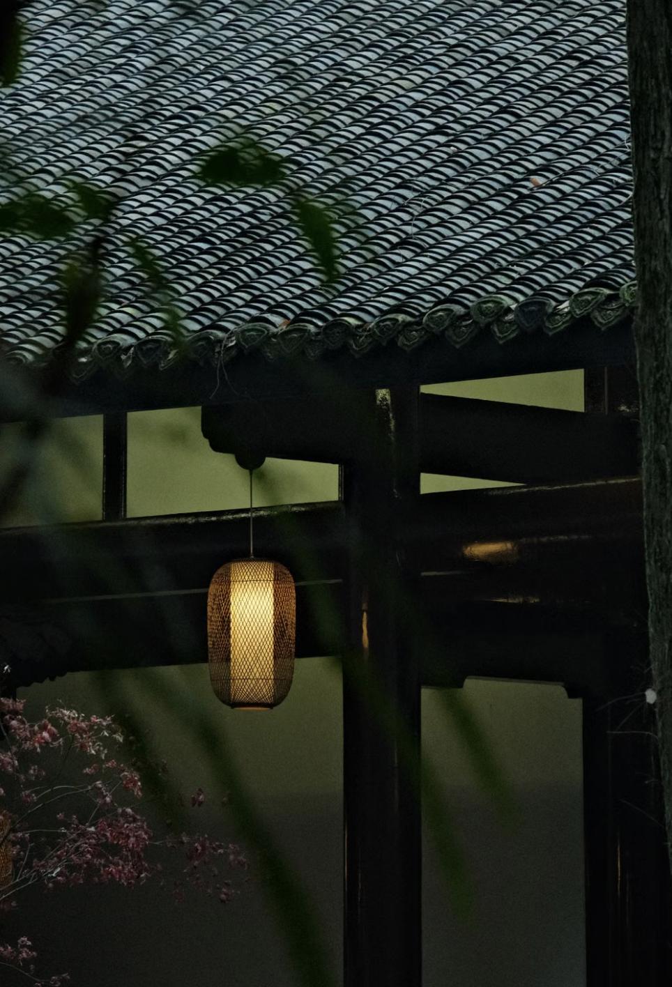 道家有个说法，叫“境染其身，心随众相”
你在鱼市站一天，不碰鱼，腥味自沾衣。
你