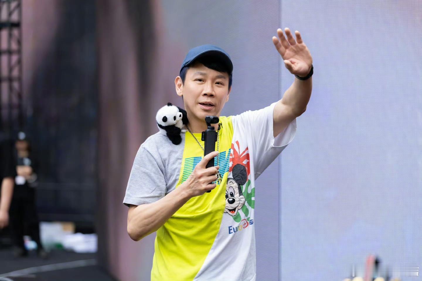 陶喆成都彩排带熊猫上班陶喆成都演唱会 陶喆戴着熊猫玩偶调试设备，时不时低头看看小