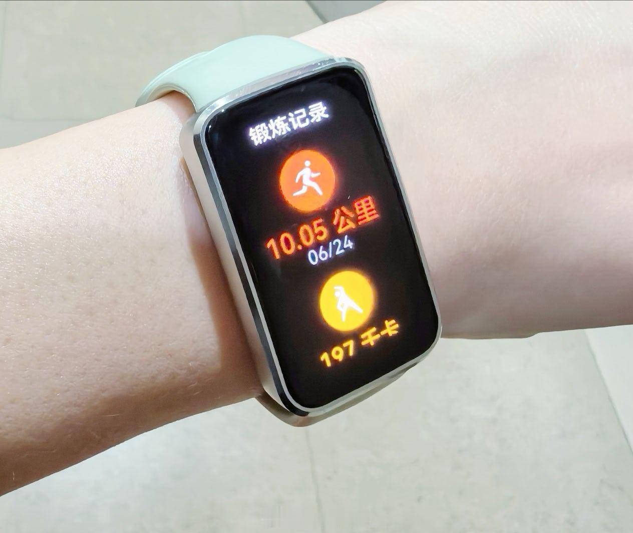 今天游泳2050米   坐地铁来回走了8.5公里跳减肥操两个小时   举哑铃45
