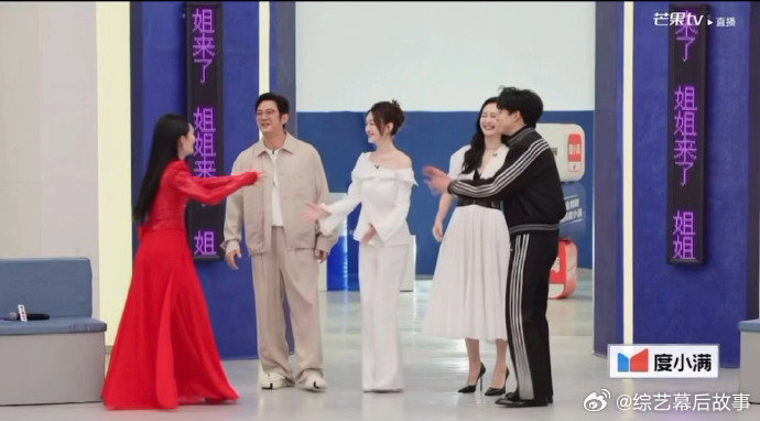 李小冉说喜欢直播一刀不剪从容应对直播镜头，坚持真实不做作，期待姐姐舞台上的亮眼表