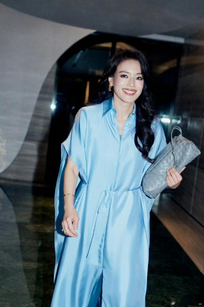 舒淇亮相中国电影导演之夜，身着BOTTEGA VENETA26秋季蓝色丝缎衬衫裙