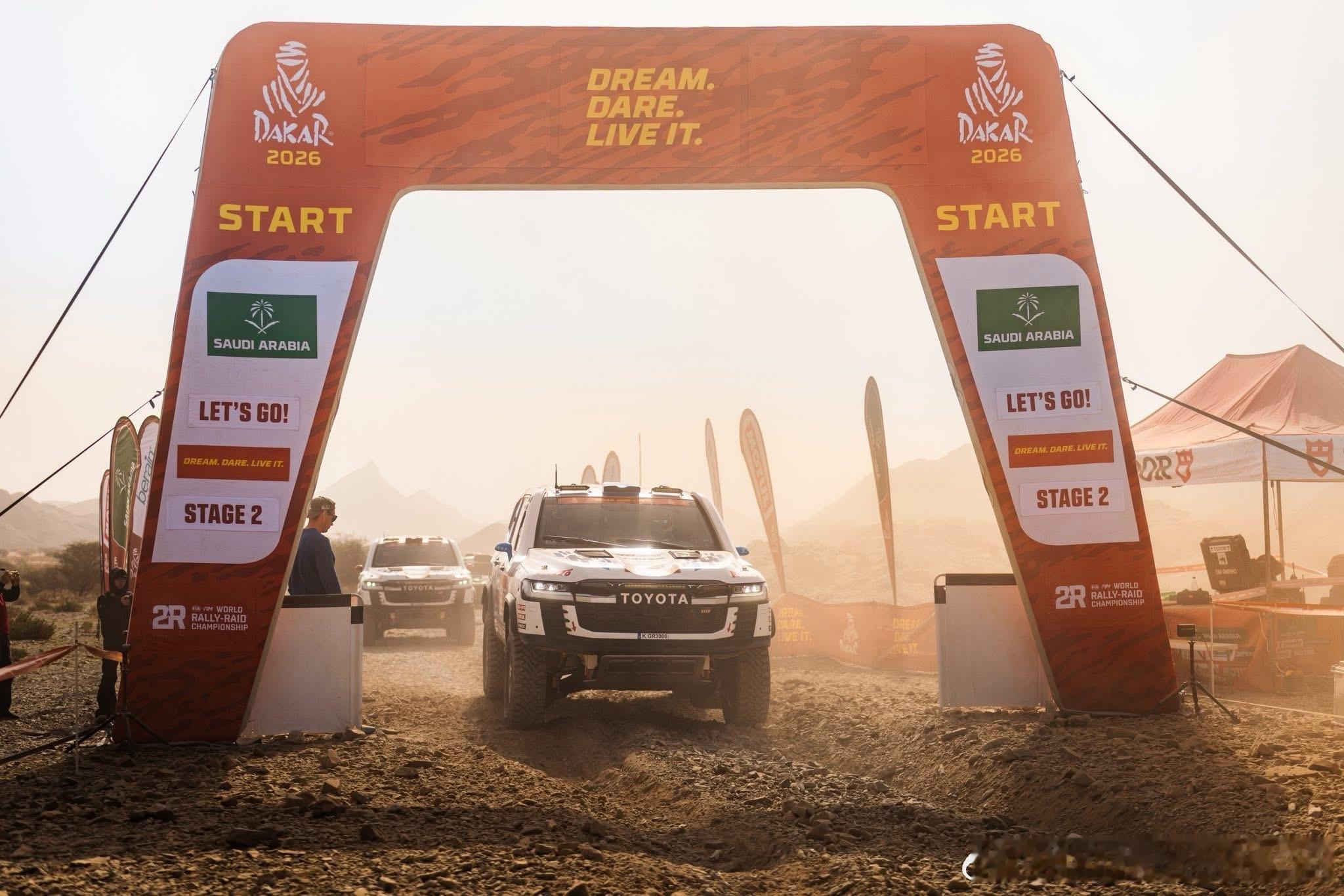 2026达喀尔拉力赛，丰田lc 300战车现场实况来了，乱石密布混浅沙，陡坡峡谷