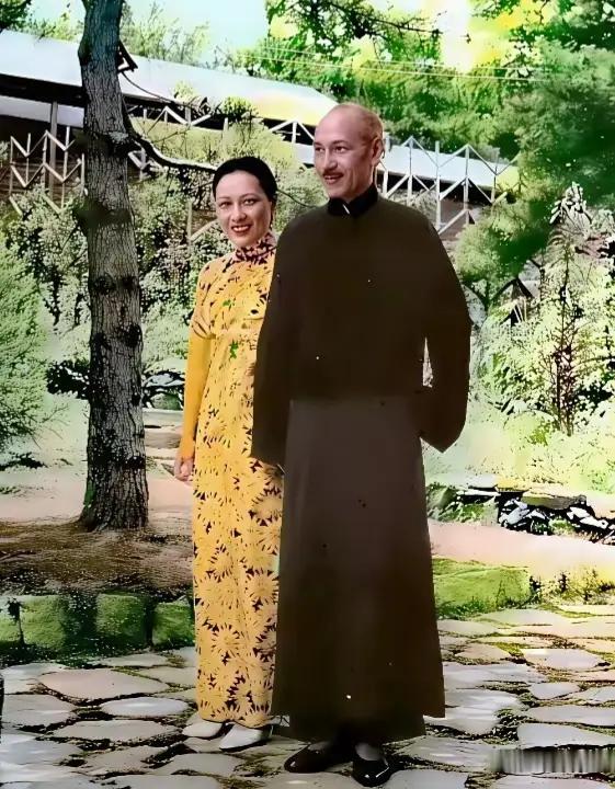 以贫苦农民为主体的人看了这两位的衣着，你们做何感想？