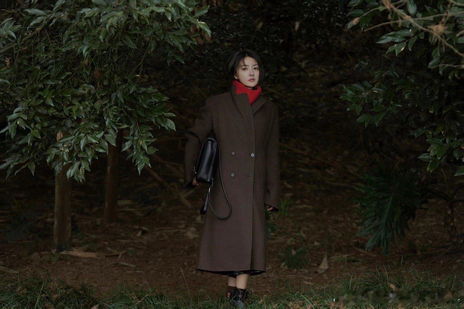 #梁洁[超话]##梁洁英伦风片场路透##梁洁红围巾梦回鬼怪女主# 梁洁的英伦风片