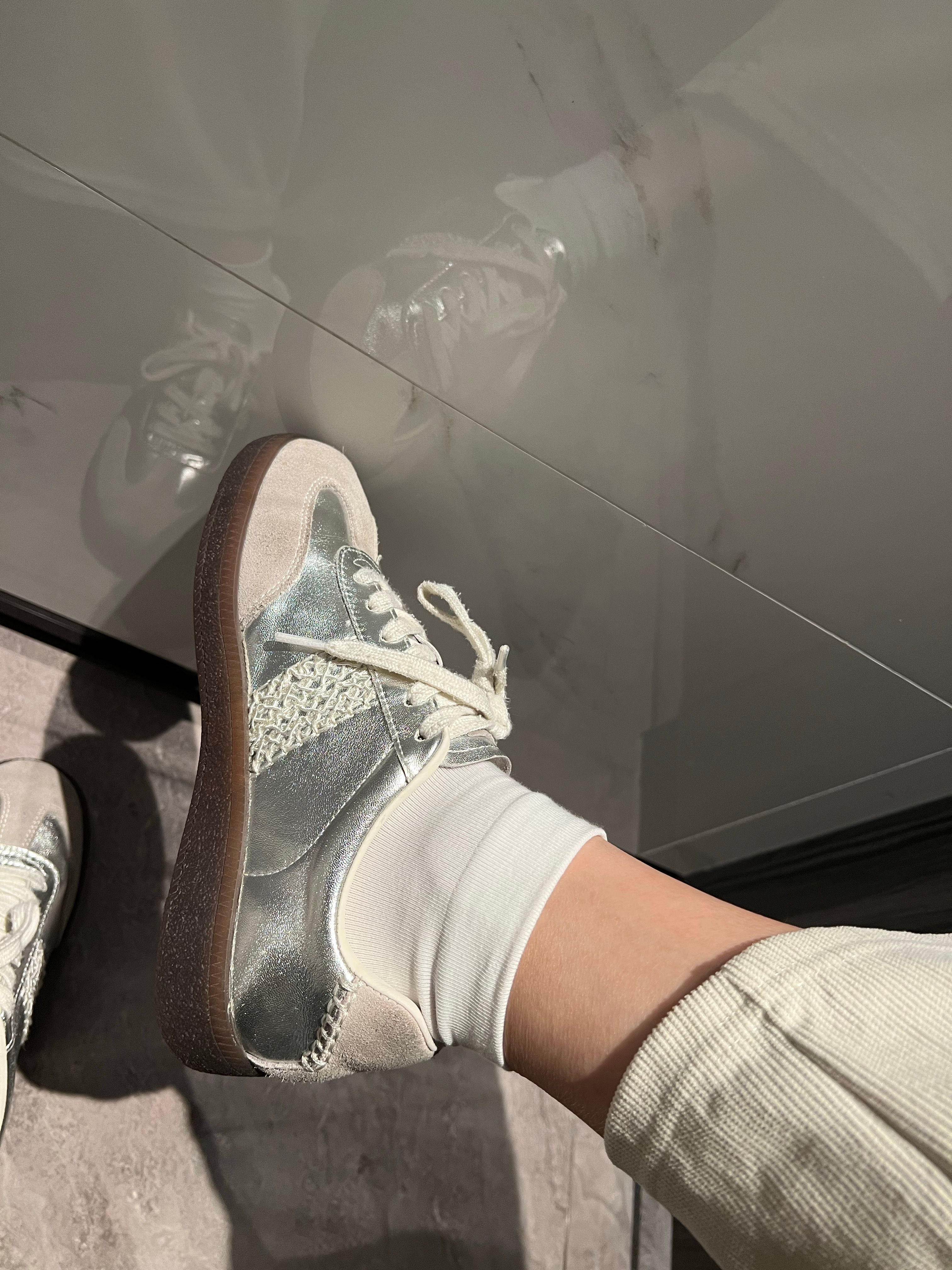 我还是会穿小白袜的