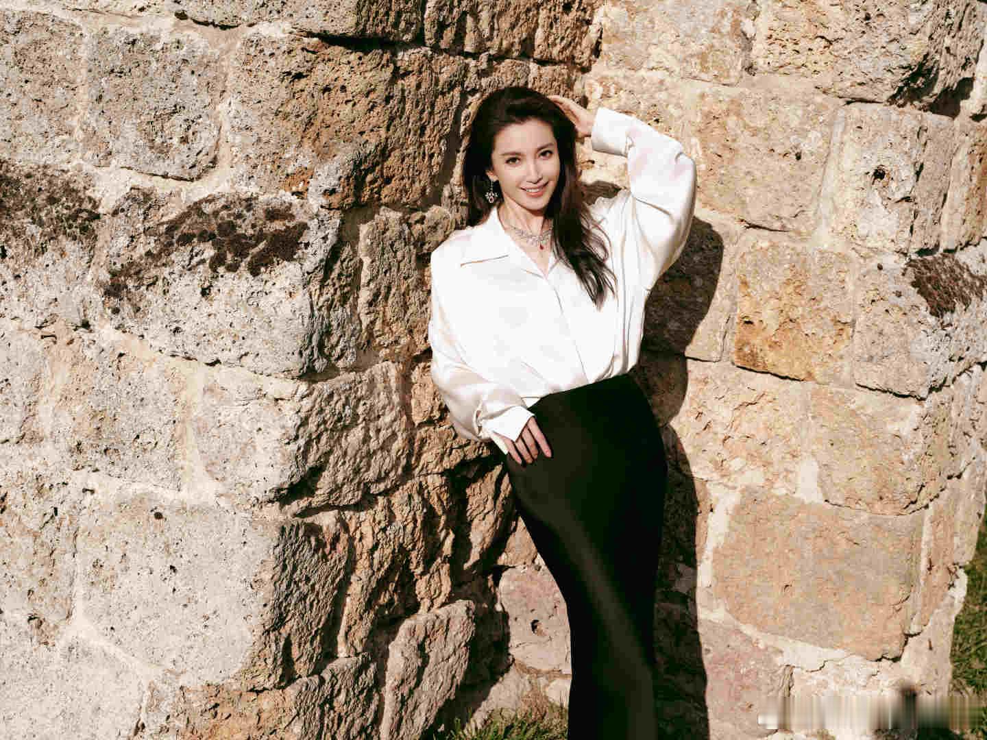 李冰冰巴黎度假生图李冰冰不用倒时差的美度假生图清爽耐看，元气满满，倒时差完全不存