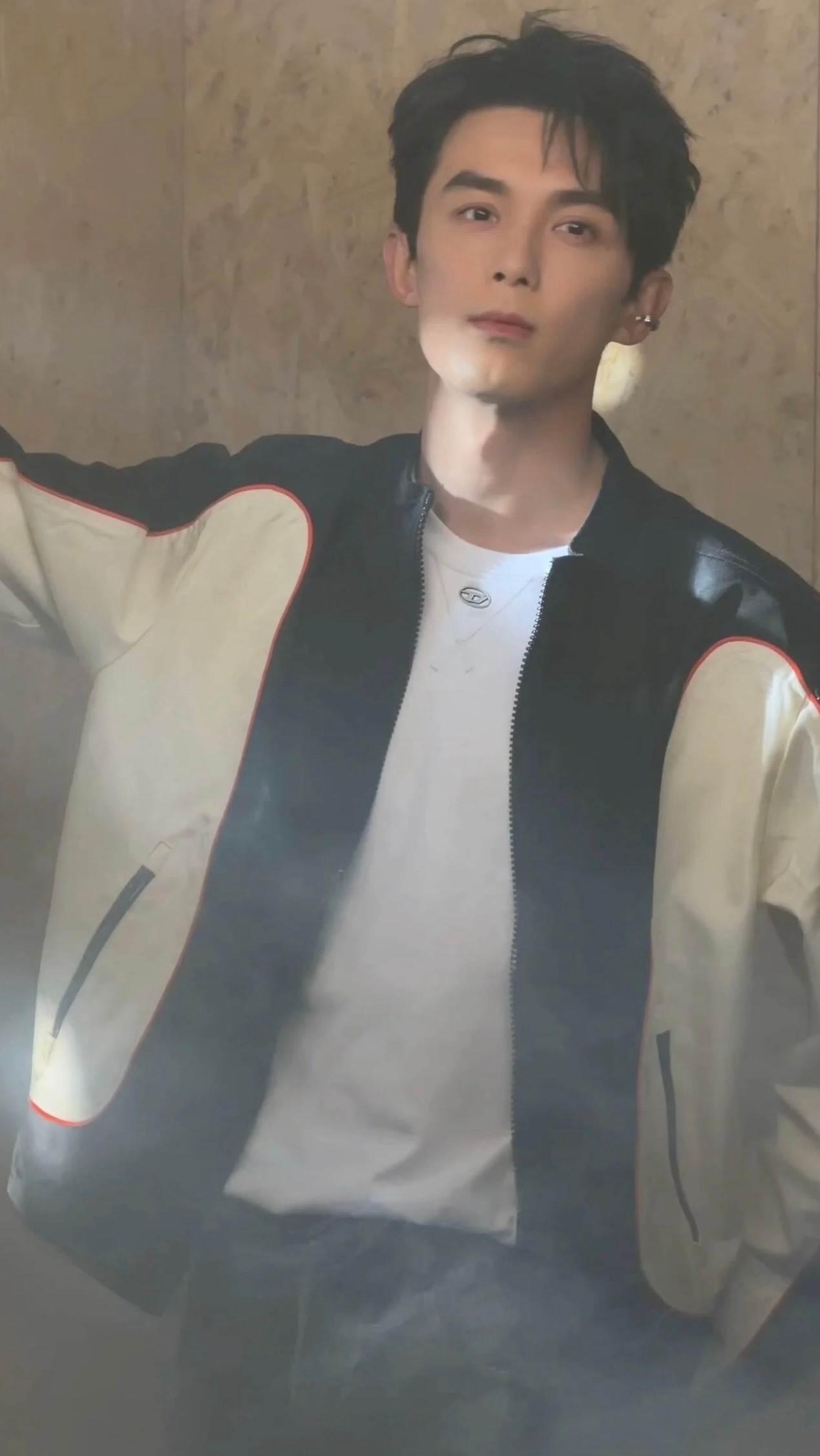 吴磊昨晚活动出图了！吴磊戴耳骨夹太帅！期待 中国网络视听盛典今晚节目