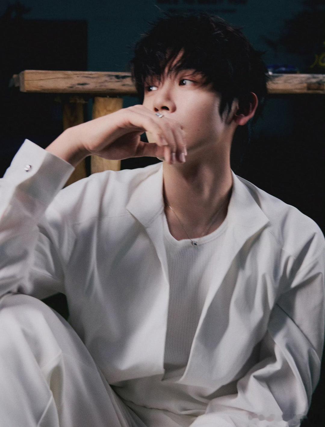 李卿 lq李卿 点点萤火微光，为你照亮前路，划破漫漫长夜