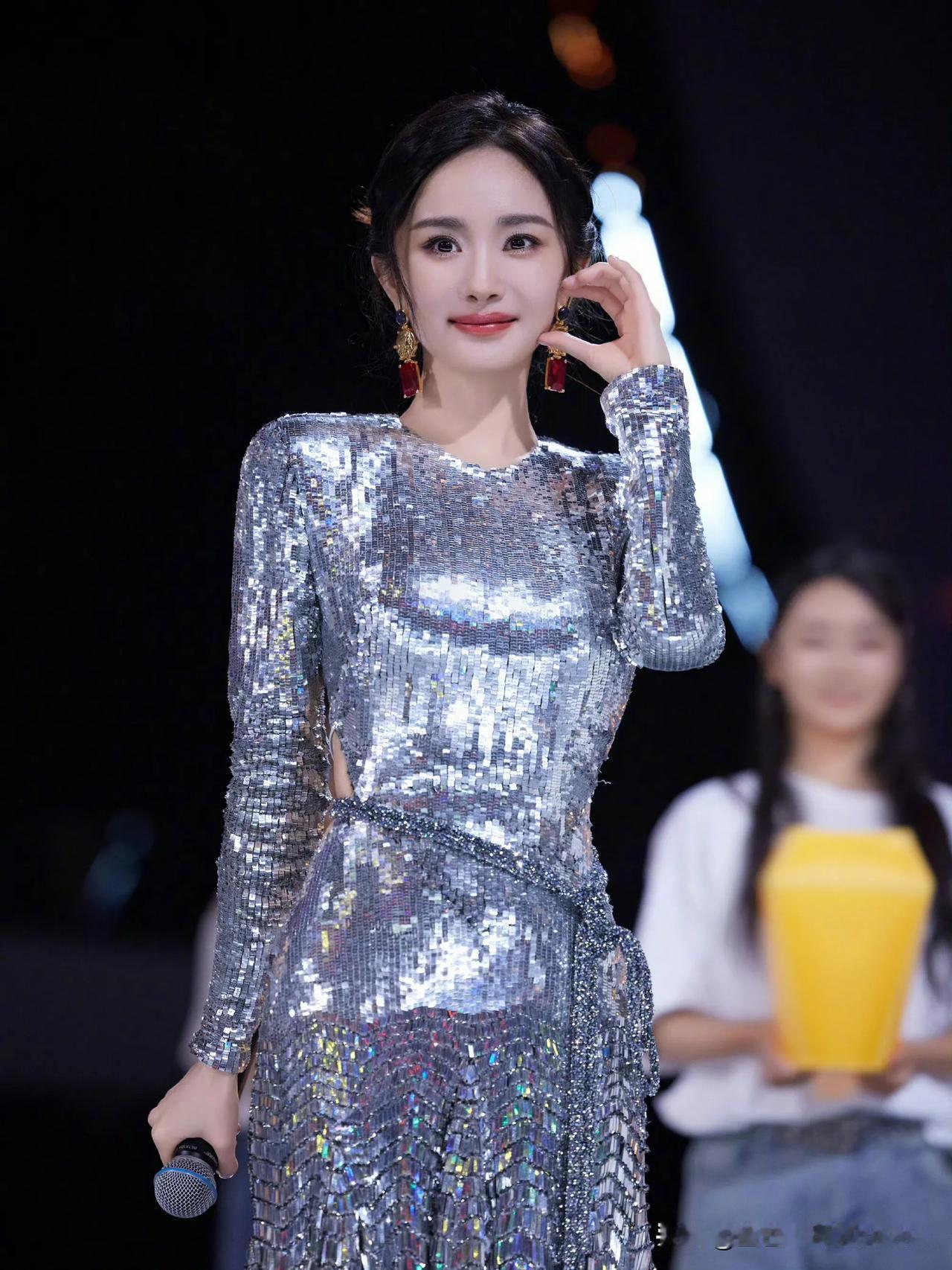 杨幂闪耀舞台，星光熠熠！🎤✨✨