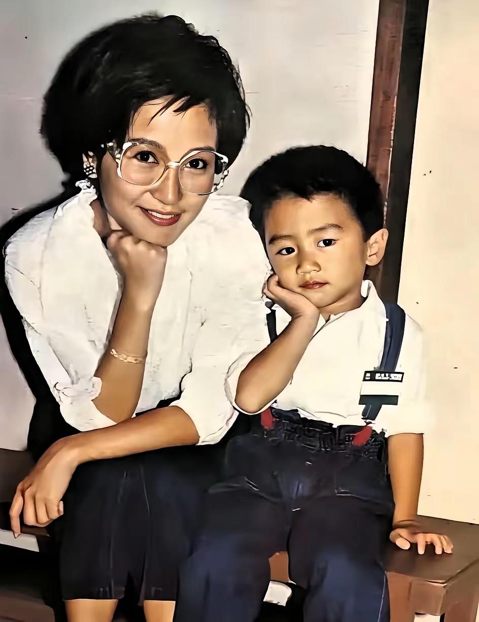 当年谁也想不到陪伴妈妈拍照的这个小男孩，今日已经是娱乐圈的顶流。
这个小男孩长相