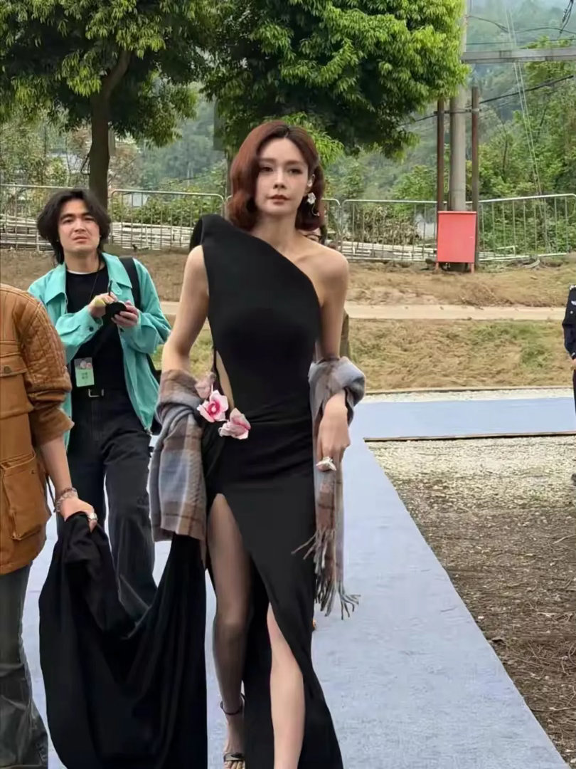 网友偶遇沈梦辰，涚实话以路人视角来拍，沈梦辰的五官很精致了，留了这个发型还有点撞