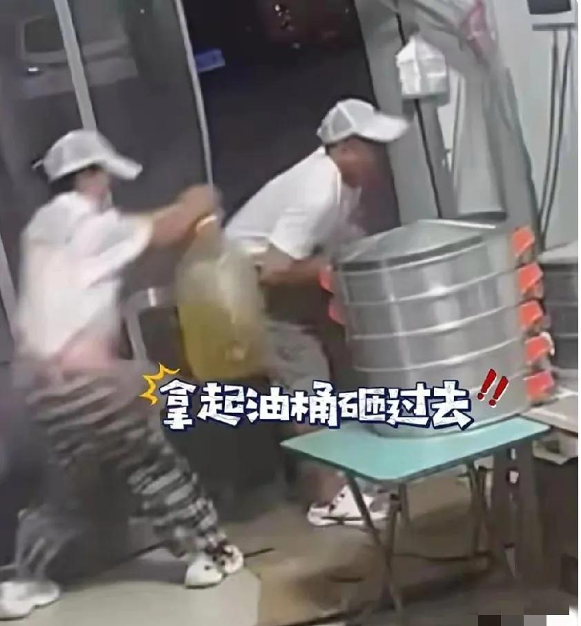 妻子“提油相救
10月2日，浙江金华。在早餐店内，老板去检查破皮的电线时，不慎触