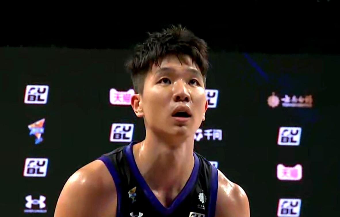 上海交大爆冷击败清华，数据不会说谎，陈天灿和石奎谁更出色
陈天灿全场顶着对面的死