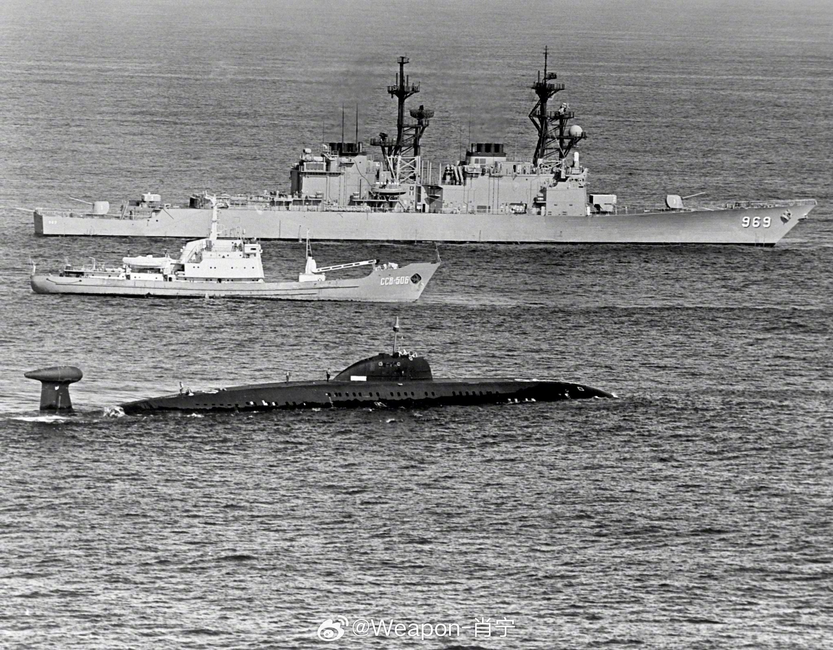 [超话]1983年11月1日，美国海军“麦克洛伊”号导弹驱逐舰用拖曳式...