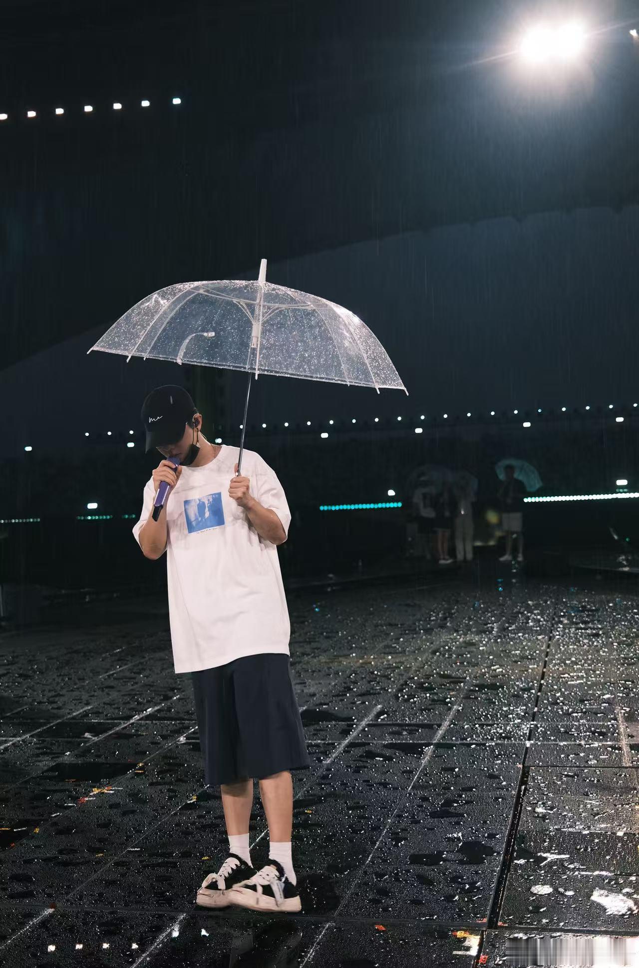 胡夏雨中完成演出 开唱后突然下起小雨，胡夏完全没有受影响，依旧稳稳唱完所有曲目，